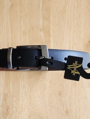 Sz M, Black Leather Belt with Silver Buckle